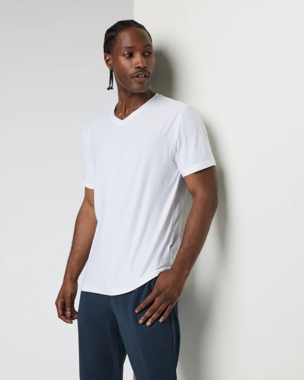 V1032WHT_FA24_M_ECOMM_TOPS_FRONT_8_e72bf8a7-c39b-41d1-9aa3-b299d47b3c96