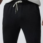 V418HBK_FA24_M_ECOMM_PANTS_DETAIL_8