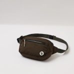 V8008ARM_FA23_UNISEX_ECOMM_bags_FLAT_LAY_1
