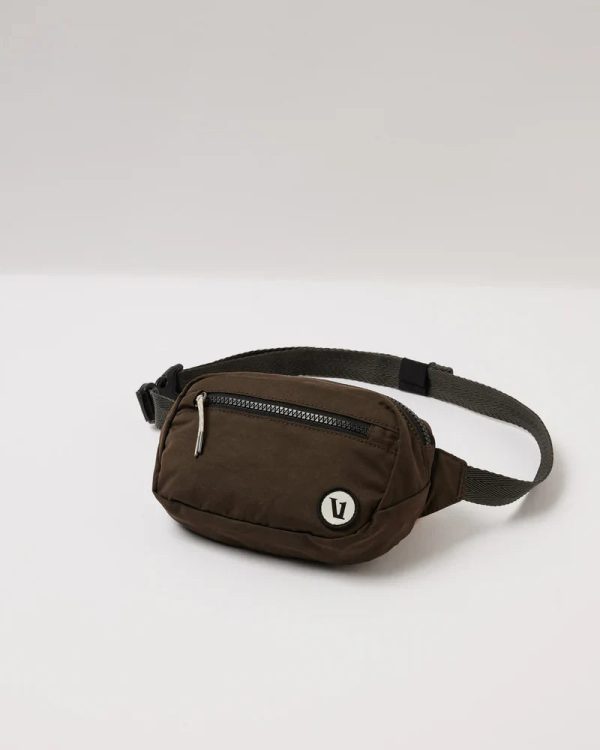 V8008ARM_FA23_UNISEX_ECOMM_bags_FLAT_LAY_1