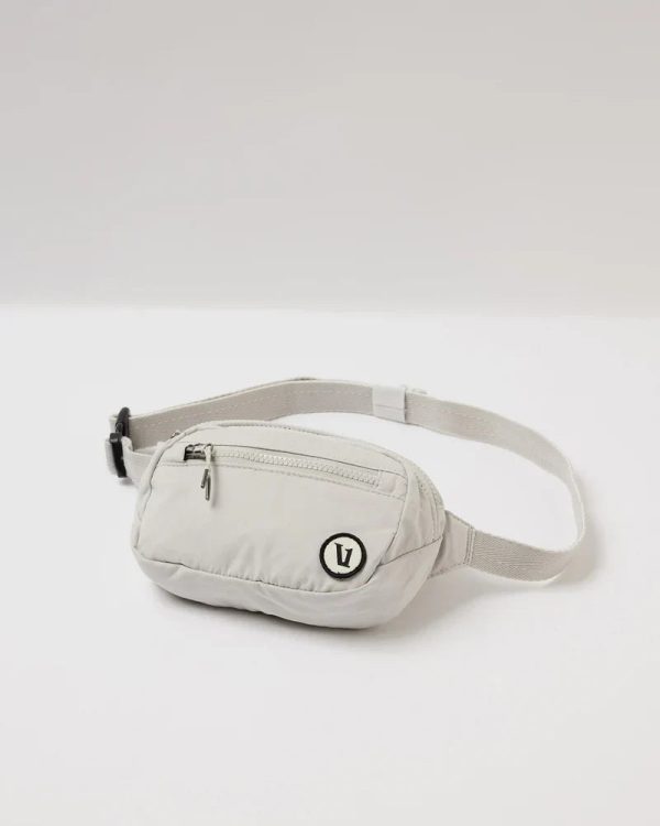V8008SAL_FA23_UNISEX_ECOMM_bags_FLAT_LAY_1