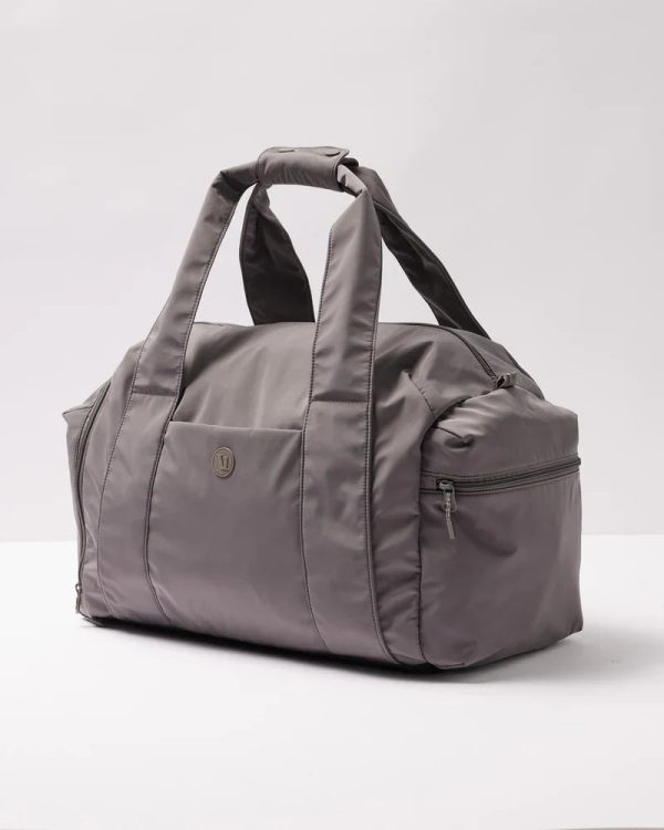 V8067CHI_SP25_UNISEX_ECOMM_bags_FLAT_LAY_1