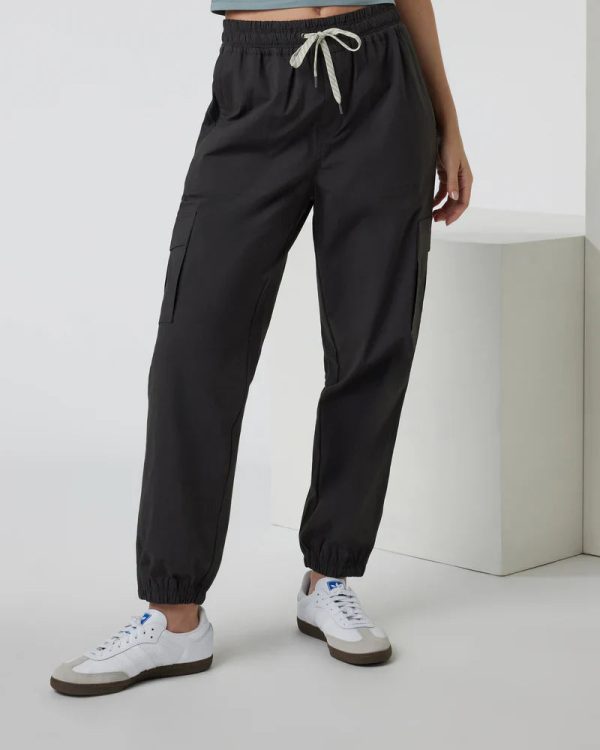VW4103VBK_FA24_W_ECOMM_PANTS_FRONT_2