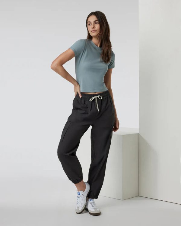 VW4103VBK_FA24_W_ECOMM_PANTS_FULL_4