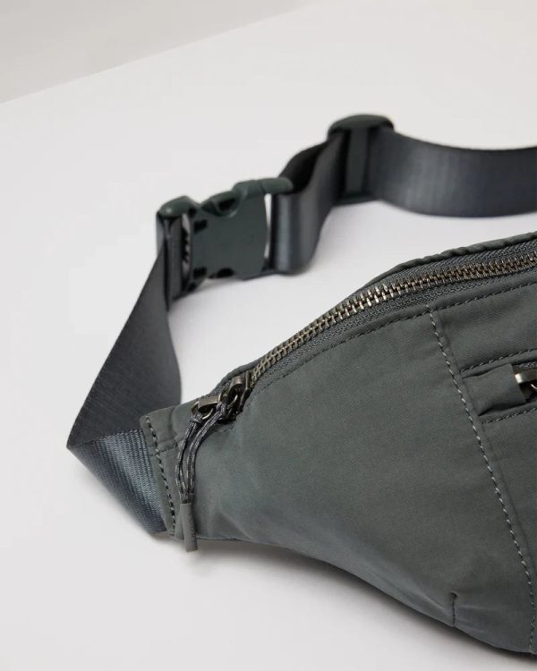 VW852SMB_FA24_UNISEX_ECOMM_bags_FLAT_LAY_3