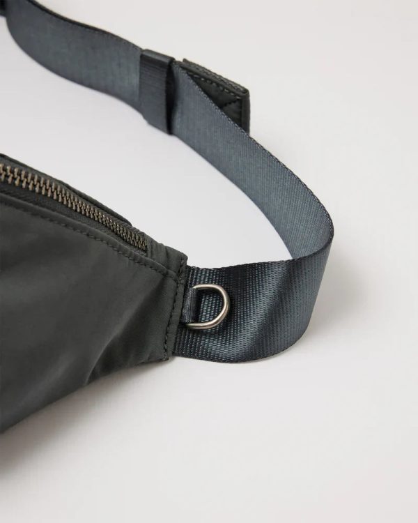 VW852SMB_FA24_UNISEX_ECOMM_bags_FLAT_LAY_4