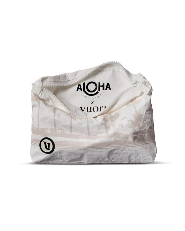 VuoriPouch-Angle_1x1_f851a97e-27b1-4fc4-8c61-628789853044